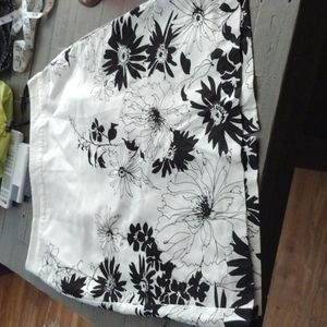 Van Heusen Black and White Floral Midi sz 10 Skirt